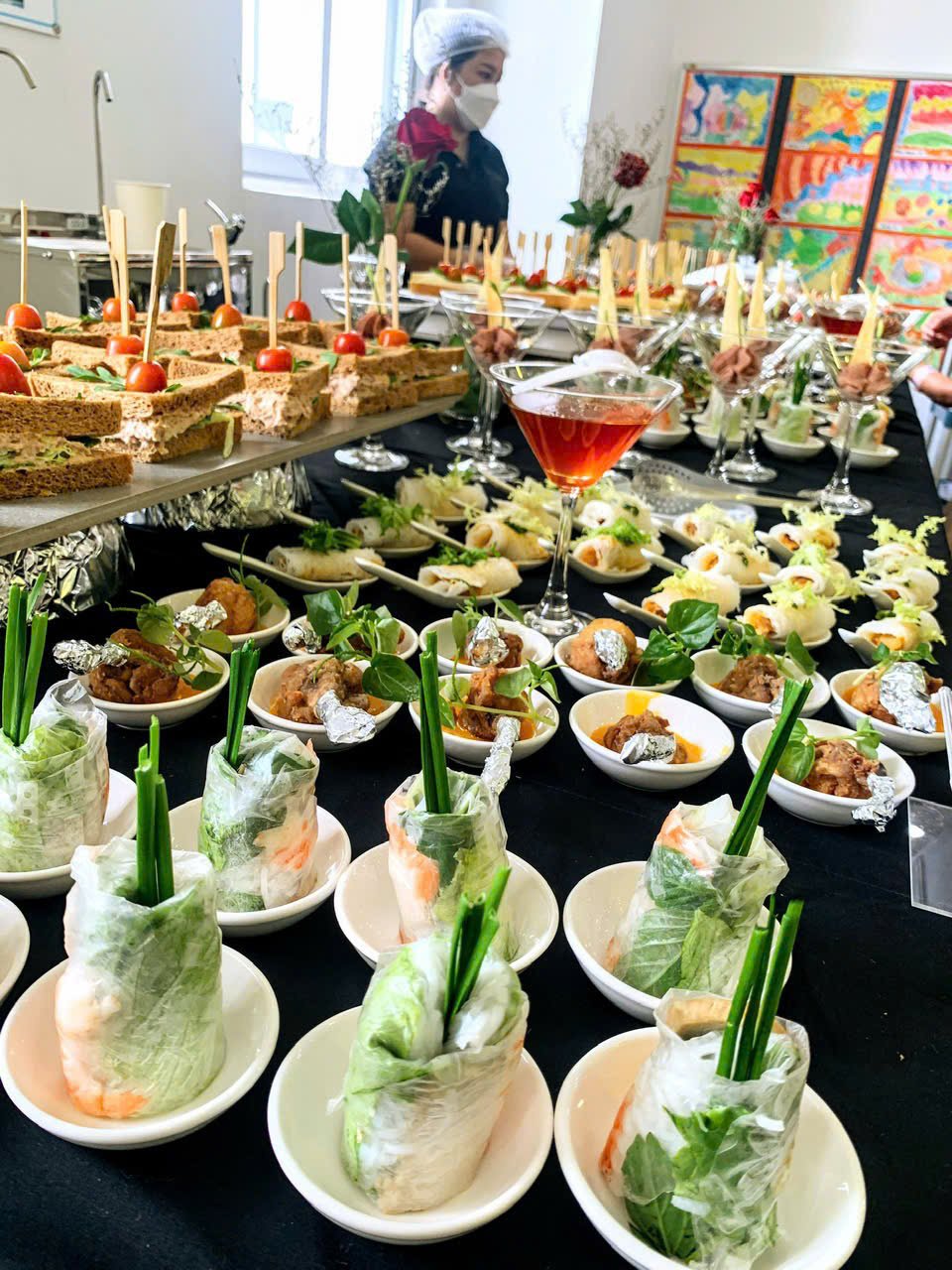 Phòng khách tông trắng thiết kế tối giản